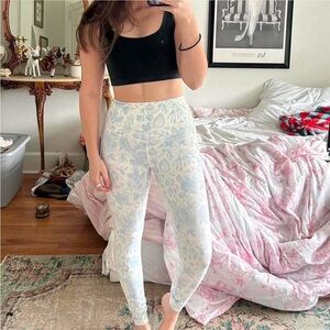 Antonio Melanie blue toile print leggings.